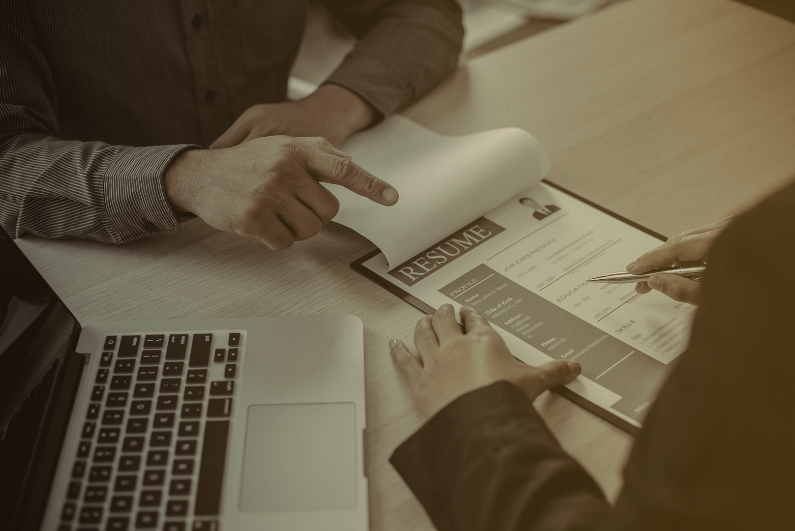 Dans un monde où les CV embellis ou frauduleux sont monnaie courante, nous vous aidons à vérifier l'exactitude des qualifications et des expériences professionnelles de vos candidats, vous assurant de recruter des talents authentiques et compétents.